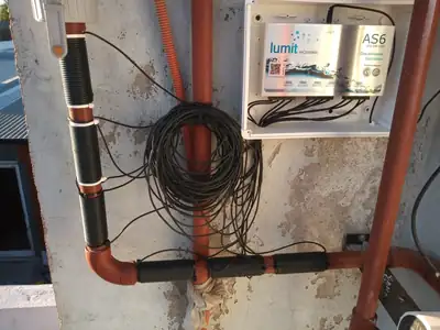 Salida del tanque en la terraza: Lumit AS6 dentro de una caja estanca.